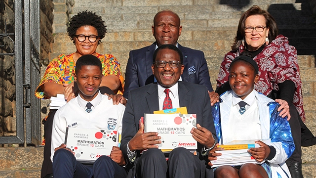 Back row from left: Nosi Nkwinti (Student Organization and Community Partner Co-Ordinator); Mr Radio Mcuba (Principal of Khutliso Daniels Secondary School); Diana Hornby (Director of RUCE).
Front row from left: Analo Jack (Khutliso Daniels RCL Deputy President); Prof Sizwe Mabizela (Vice-Chancellor, Rhodes University); Khanya Mdoko (RCL President of Khutliso Daniels)
CREDIT: Vusumzi Tshekema